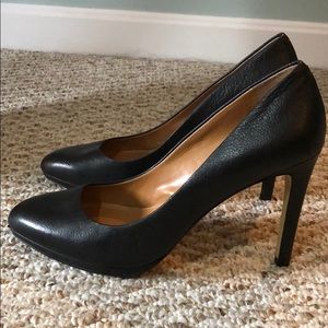 Like new! Banana Republic black leather heels 8.5